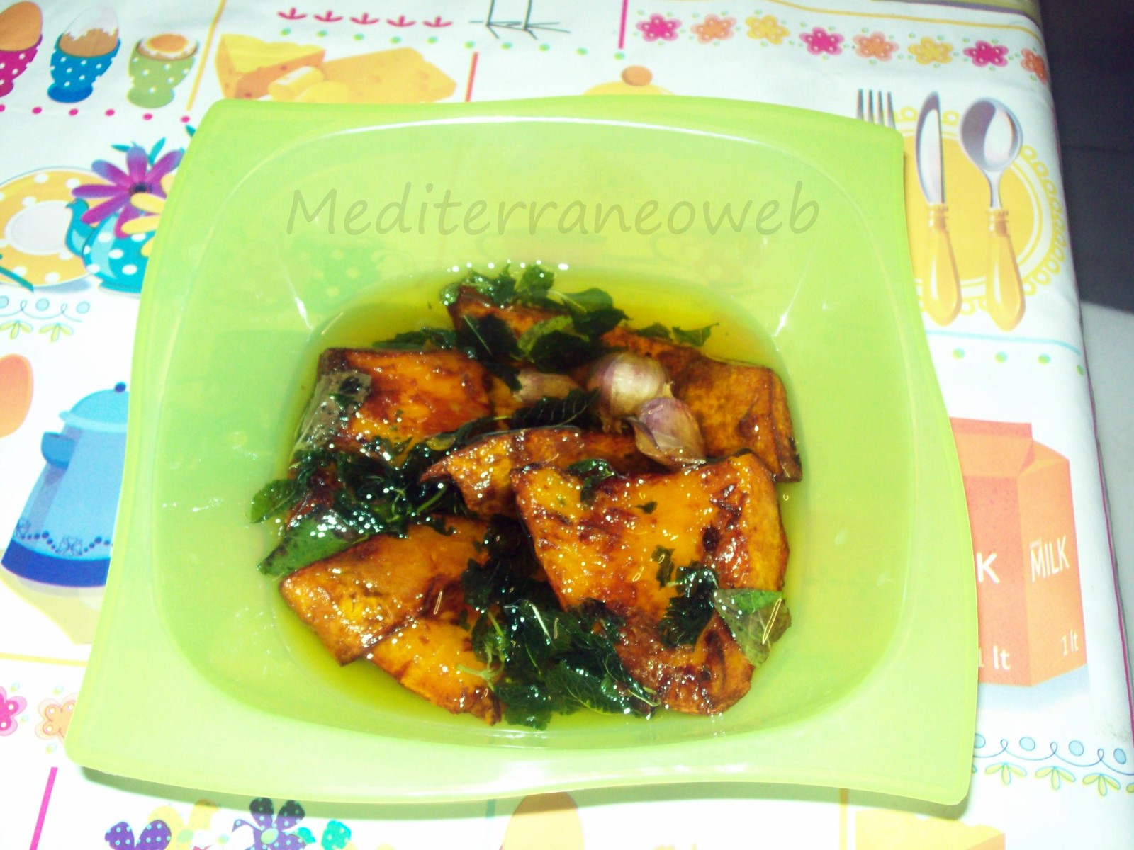 Fette di zucca rossa fritte in agrodolce con aglio e menta in una ciotola