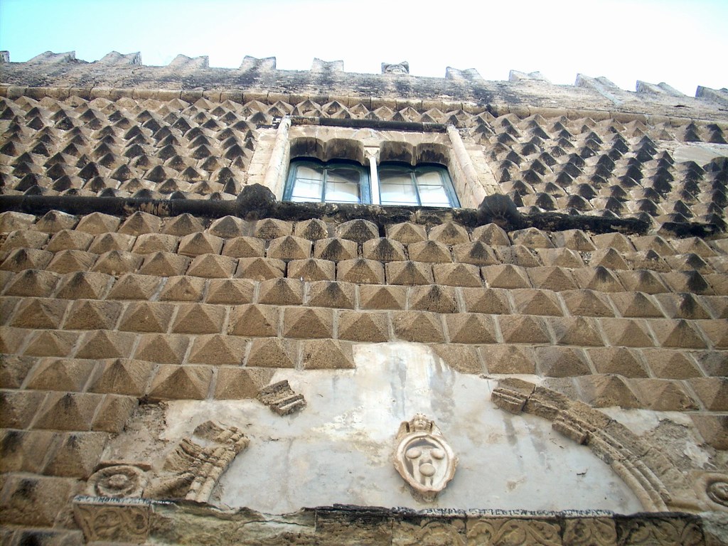 La facciata a punta di diamante di Palazzo Steripinto a Sciacca