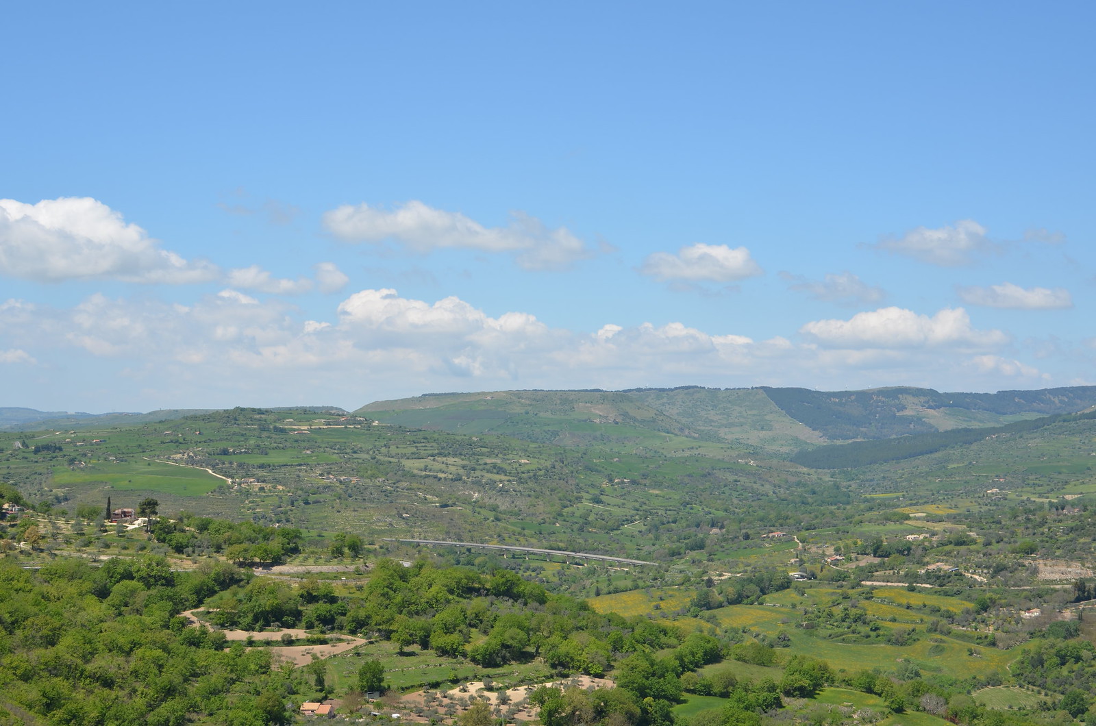 Colline verdi e valle dell'altopiano ibleo nei dintorni di Palazzolo Acreide