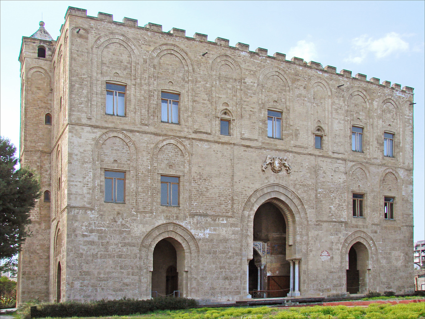 La facciata del palazzo arabo-normanno della Zisa a Palermo
