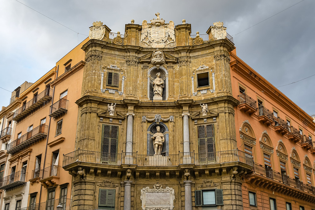 La facciata barocca di uno dei palazzi dei Quattro Canti a Palermo