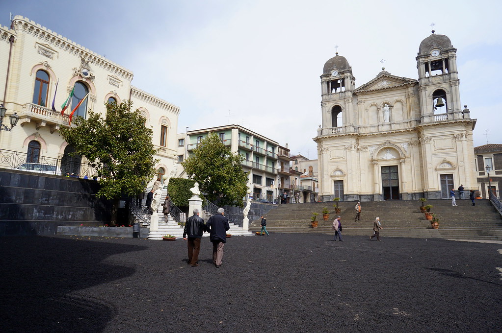 La piazza principale di Zafferana Etnea con la chiesa madre e il municipio